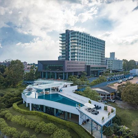 Tsix5 Phenomenal Hotel Pattaya Exteriör bild