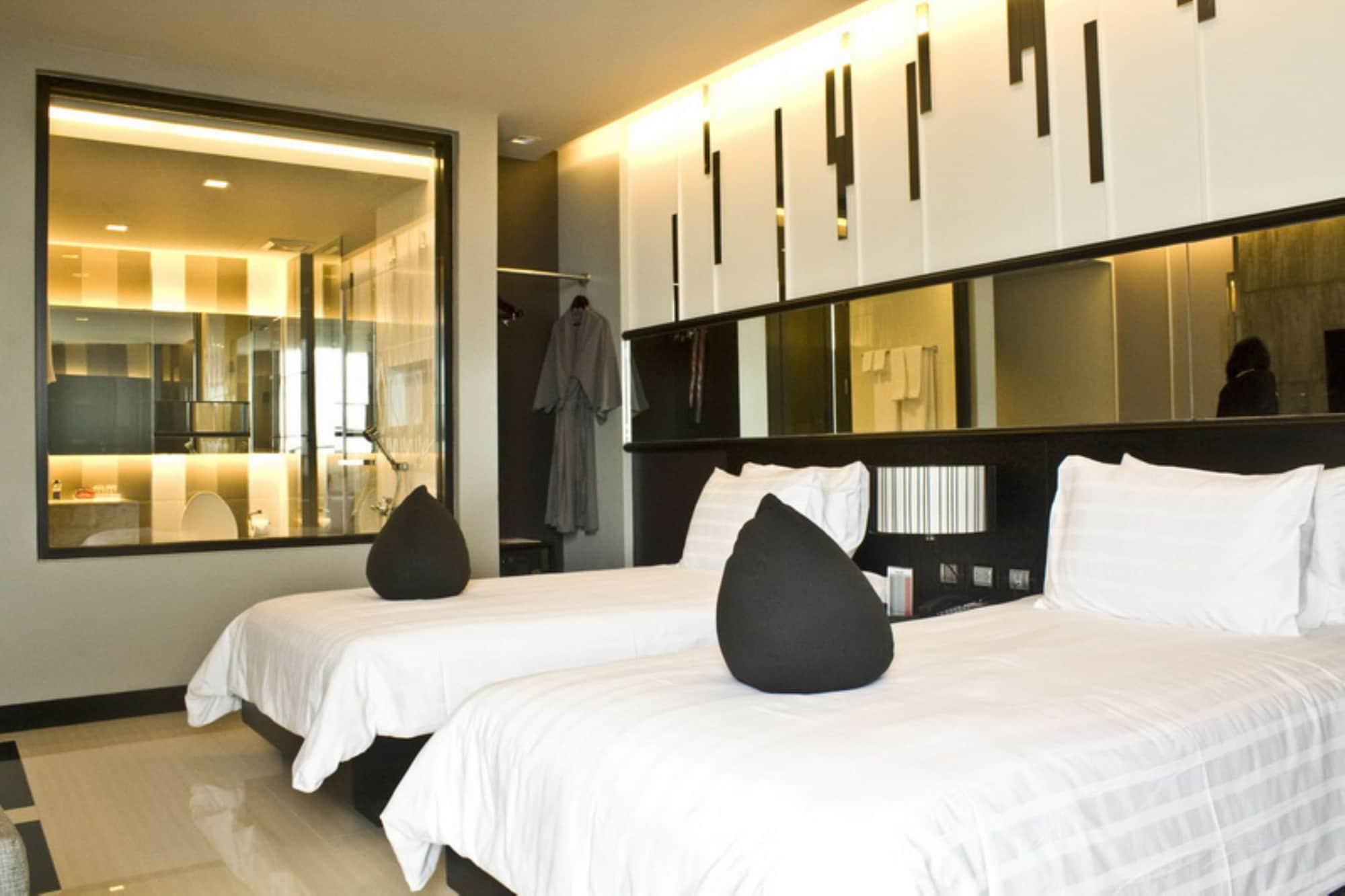 Tsix5 Phenomenal Hotel Pattaya Exteriör bild