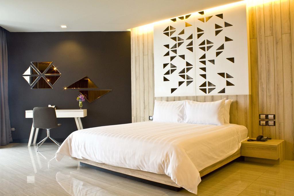 Tsix5 Phenomenal Hotel Pattaya Exteriör bild