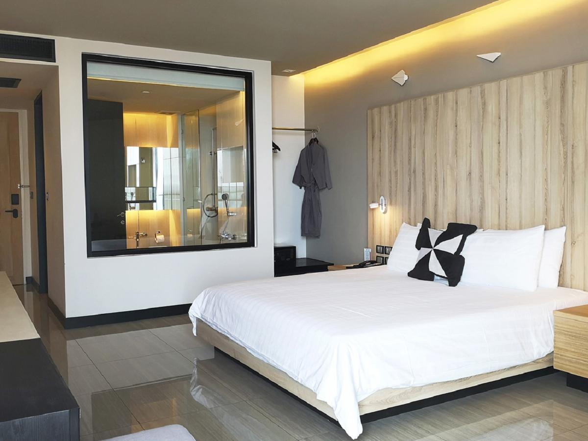 Tsix5 Phenomenal Hotel Pattaya Exteriör bild