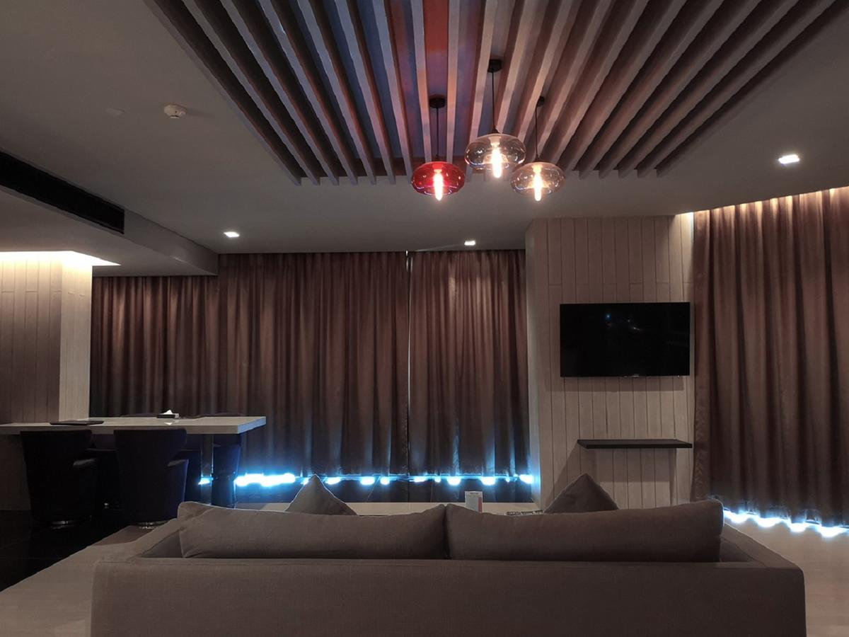 Tsix5 Phenomenal Hotel Pattaya Exteriör bild