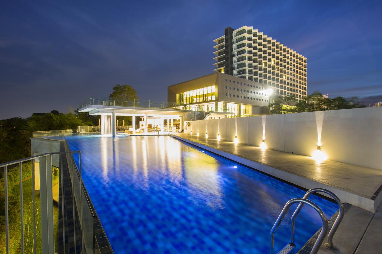 Tsix5 Phenomenal Hotel Pattaya Exteriör bild