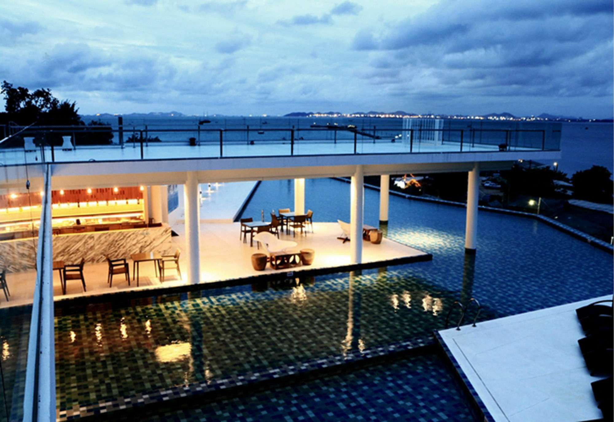 Tsix5 Phenomenal Hotel Pattaya Exteriör bild